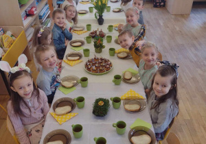 Dzieci z grupy V przy stole podczas śniadania wielkanocnego