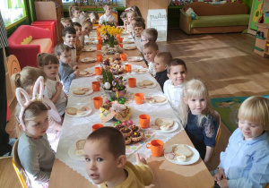 Dzieci z grupy I i III podczas śniadania wielkanocnego
