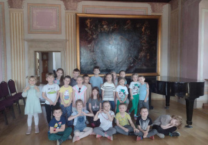 Przedszkolaki z grupy V w muzeum w sali koncertowej