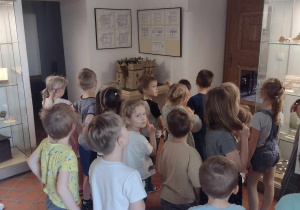 Dzieci oglądają miniaturę zamku