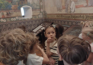 Dzieci podczas oglądania najstarszego pomieszczenia w zamku