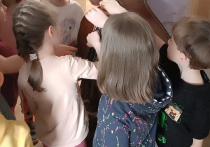 Dzieci podczas oglądania wiolonczeli