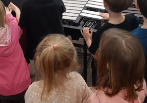 Dzieci oglądają instrumenty perkusyjne