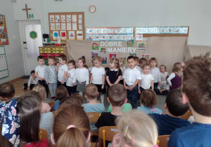 Dzieci z grupy I śpiewają piosenkę