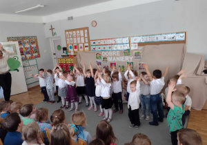 Dzieci z grupy I śpiewają piosenkę