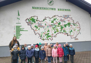 Dzieci z grupy III stoją przy mapie nadleśnictwa