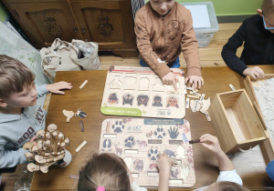 Dzieci z grupy III podczas układania puzzli