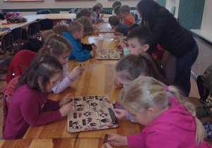 Dzieci z grupy V podczas układania puzzli