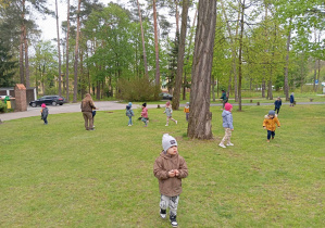 Dzieci z grupy II podczas poszukiwania skarbów leśnych