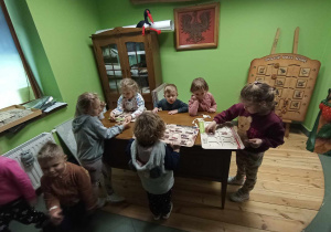 Dzieci z grupy II podczas układania puzzli