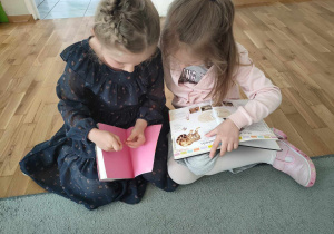 Dwie dziewczynki oglądają książki