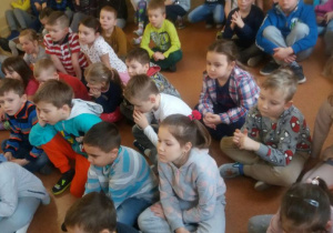 dzieci z grupy IV i V podczas wizyty w Szkole Podstawowej nr 14 w Pabianicach