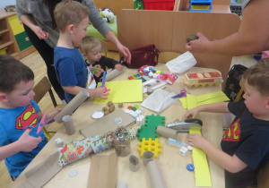 dzieci tworzą biżuterię ekologiczną podczas warsztatów z rodzicami