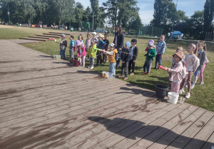 Przedszkolaki podczas strzelania sikawkami w tarczę