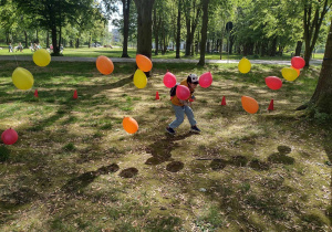 Dziewczynka próbuje przejść przez balonowy ogień