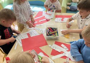 Dzieci z grupy II podczas wykonywania karty pracy z flagą