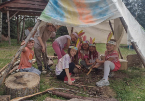 Dziewczynki w tipi podczas zabawy w Indian