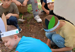 Piątka chłopców podczas zabawy w tipi