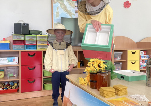 Pani pokazuje dzieciom jak zbudowany jest ul