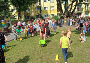 Rodzice z dziećmi podczas pikniku