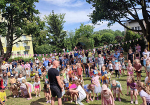 Rodzice z dziećmi podczas pikniku