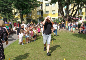 Rodzice z dziećmi podczas pikniku