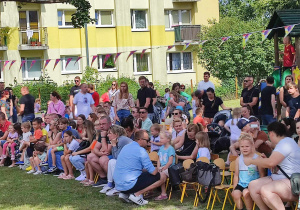 Rodzice z dziećmi podczas pikniku