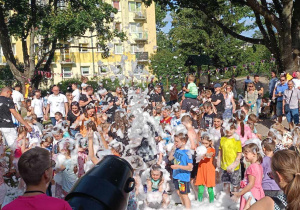 Rodzice z dziećmi podczas pikniku