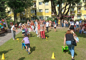 Rodzice z dziećmi podczas pikniku