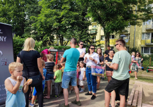 Rodzice z dziećmi podczas pikniku