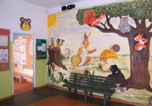 obrazek namalowany w latach 90 na ścianie w holu przedszkola
