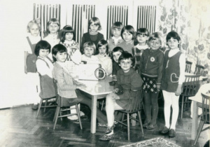 zdjęcie grupow dzieci z lat siedemdziesiątych