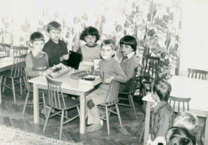 grupa bawiących się dzieci - zdjęcie z lat siedemdziesiątych