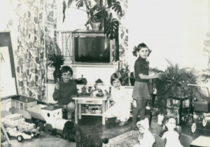 dzieci bawią się w kąciku lalek- zdjęcie z lat siedemdziesiątych